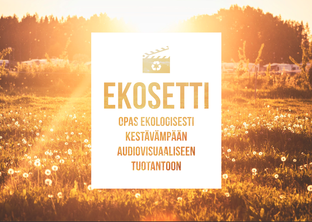 Ekosetti-oppaan kansikuva. Tekstissä lukee. Ekosetti opas ekologisesti kestävämpään audiovisuaaliseen tuotantoon. Taustalla näkyy kullanväristä peltoa auringossa sekä puita horisontissa.