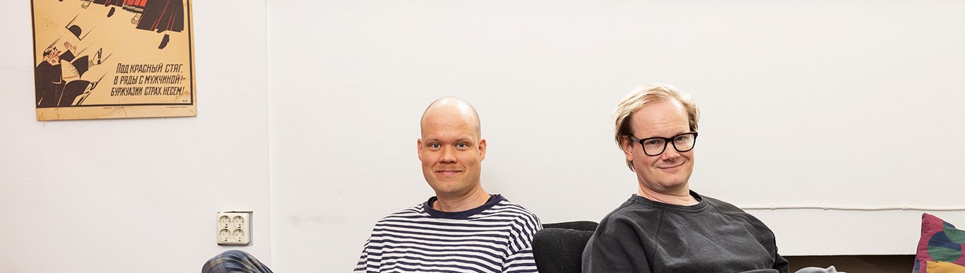 Markus Leppälä och Arthur Franck sitter på soffan.